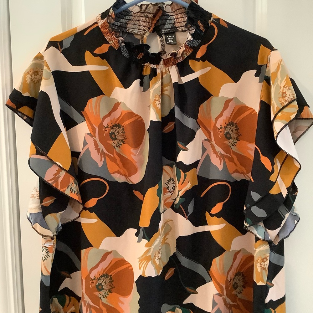 Black multi flower blouse. 3 XL
